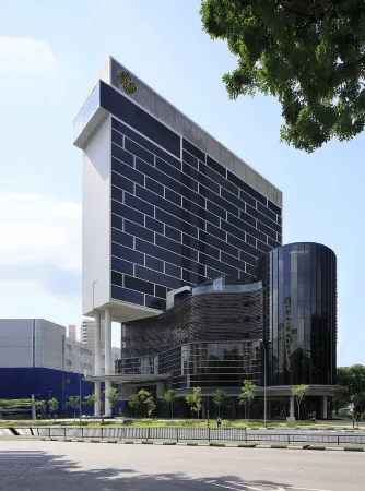 Momentus Hotel Alexandra Отели рядом с достопримечательностью «E-Waves Fishbyte Pte Ltd»