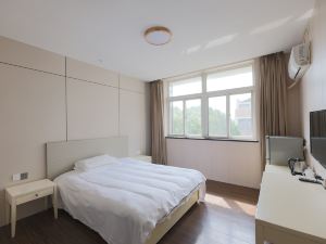 Golden Time Holiday Hotel (Nanjing Jiqingmen Mochouhu Branch)