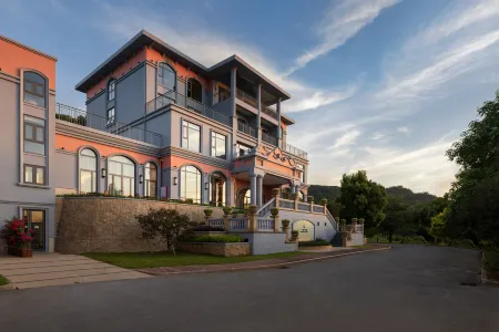 Shili Mingyue Resort Hotel Отели рядом с достопримечательностью «Xiaohuang Mountain Scenic Area»