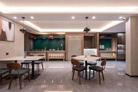 World Smart Hotel (Jinan Dazheng Road Yingcai College) Отели рядом с достопримечательностью «Shandong Hiteam Institute of Software Engineering»