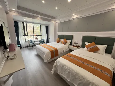 Yajiang Yashang Business Hotel Отели рядом с достопримечательностью «Observation Deck of Pilgrim Eighteen Bends»