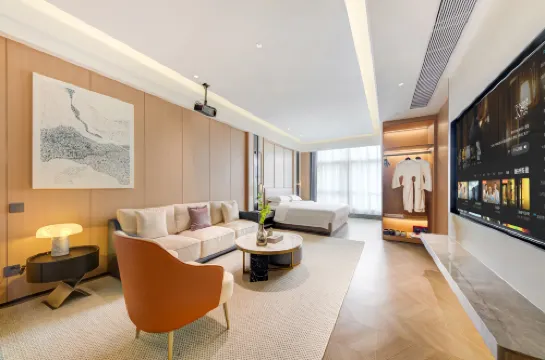 E · Bether Hotel