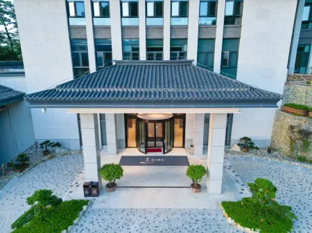 Moonlight Inn Resort Hotel Отели в г. Ичунь