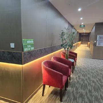 Rafael Hotel (Harbin Centennial Baroque Historical and Cultural District Branch) Отели рядом с достопримечательностью «Jingyang Pedestrian Street (Daxin Street)»