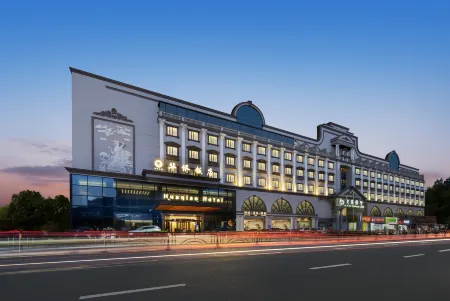 Huaqiao Hotel Отели рядом с достопримечательностью «Jiangsu College of Engineering and Technology»