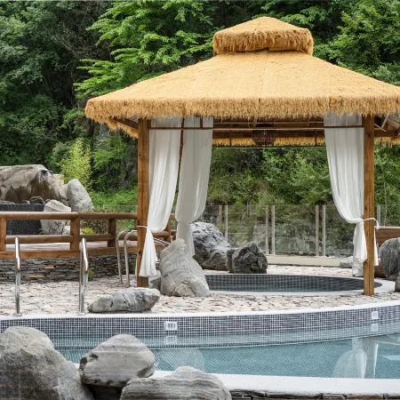 Zhuishan Mingjing Hot Spring Resort Hotel