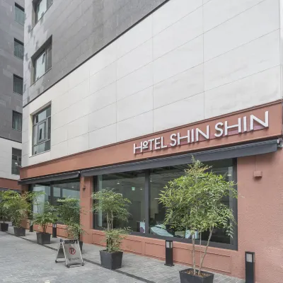 Seoul Hotel ShinShin Myeongdong Отели рядом с достопримечательностью «Алтарь Хвангудан»