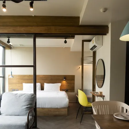 Karaarom Hotel Отели рядом с достопримечательностью «Станция надземного метро Thong Lo»