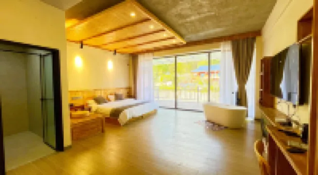 Lake side fish restaurant