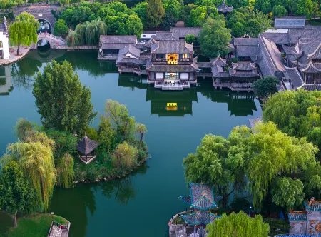 Swan Lake Hotel (Taierzhuang Ancient City Scenic Area Branch) Отели рядом с достопримечательностью «Zaozhuang Technician College Tai'erzhuang Branch»