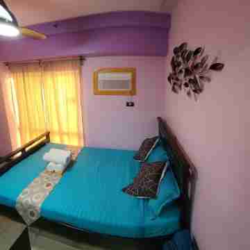 Near Manila Airport, 2 Bedroom Condo + Living + Kitchen + Pool + WiFi Rooms