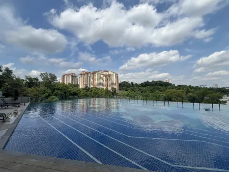 Putrajaya Antara Residence Air-Con Suite Facing Lake View Отели рядом с достопримечательностью «Masjid Tuanku Mizan Zainal Abidin (Masjid Besi)»