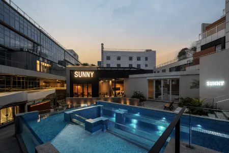 SUNNY Hotel Отели рядом с достопримечательностью «Xie Zilong Photography Museum»