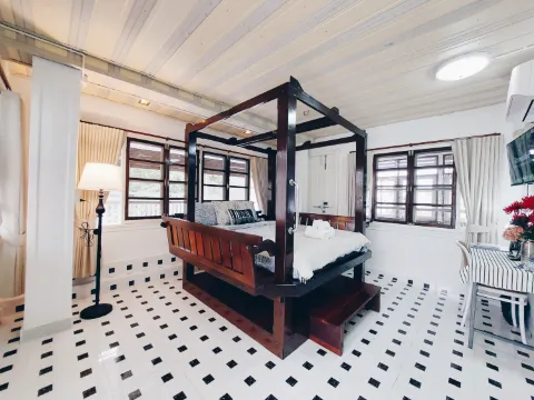 ห้องเตียงใหญ่ พร้อมระเบียง