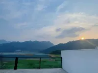 Chun'an Qiandao Lake Yunguang Jianpan Homestay Hotels in Qiandao Lake High Speed Railway Station / Dongbei