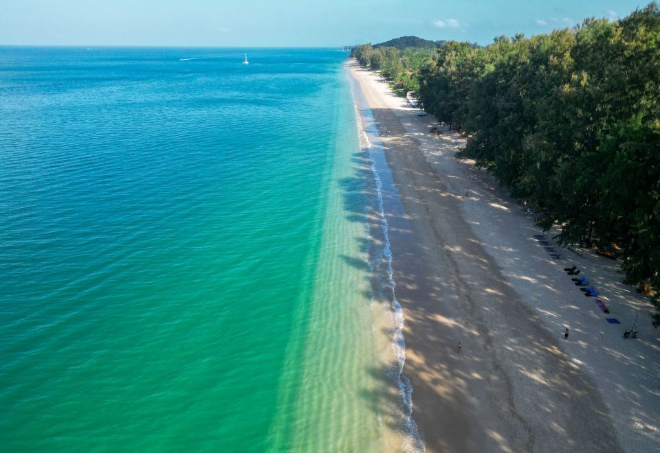 1. 롱 비치 샬레..