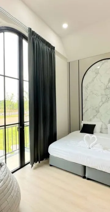 วิลล่าสระว่ายน้ำ 8 ท่าน (ไวท์เฮ้าส์)