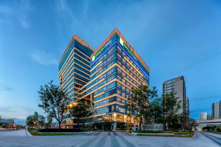 Holiday Inn Express Taizhou Jiaojiang by IHG Отели рядом с достопримечательностью «Baiyun Pavilion»