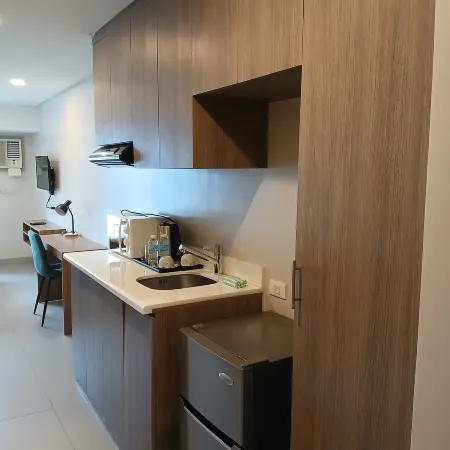 Milton Hotel Makati Отели рядом со станцией Станция ПНР Пасай-Роуд