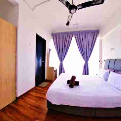 13pax Glory Executive Suite 3R3B, DOORSTEP BEACH, POOL, BBQ, WIFI, 50"TV Rooms