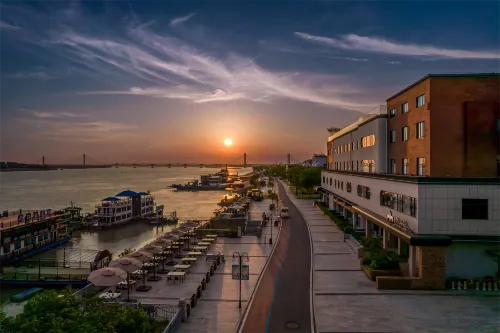 Jingzhou | Shiye Sky Garden · Riverview Holiday Hotel (Wuyi Road Branch) - พร้อมWifi