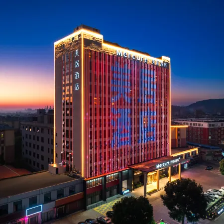Mercure Hotel Xinyang Baopeng Square