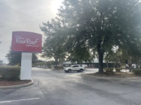 Red Roof Inn & Suites Hinesville Hotels in Hinesville