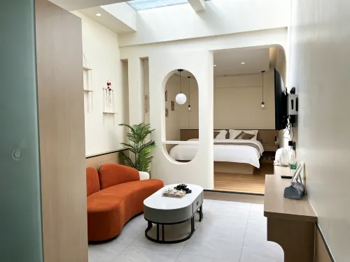 Yuanyuan | Wander · Manlu Courtyard Homestay (Yining Liuxing Street Airport)