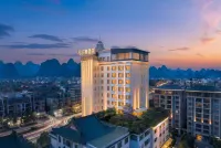 Versailles Hotel (Guilin Two Rivers and Four Lakes Railway Station Branch) - 4 estrellas