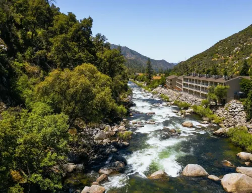 Yosemite View Lodge - parking