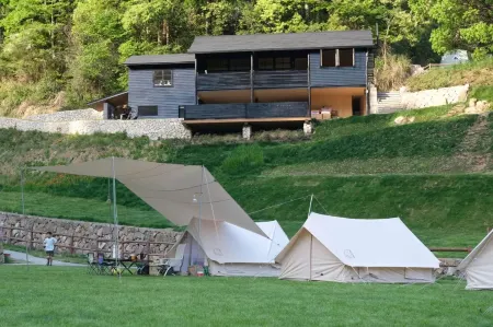 51Camp Zhuji Hongfengling Camp Отели рядом с достопримечательностью «Wuxie Scenic Spot»