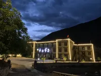 格絨梅朵酒店（稻城亞丁景區店） - 2星級