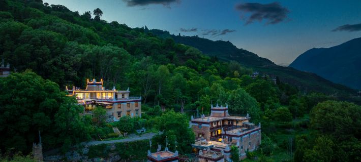 Accompanying The Moon,Gazing At The Mountain Homestay Hotels in Danba