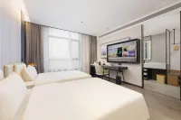 Atour Hotel Dalian Wafangdian Municipal Government Century Square Branch - parking