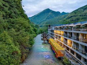 Weijianshan Homestay (Shennongjia Muyuzhen Xiangxi Street Branch)