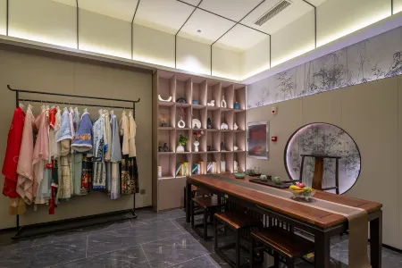 Yunshang Qingju Hotel (Kaifeng Qingming Shangheyuan Xiaosongcheng Branch) Отели рядом с достопримечательностью «Huangsong Daguan Xingkong Keji Art Museum»