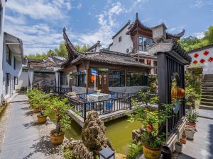 Hongcun Mushanbo · Yuli 19 She · Hanfu Experience · Lake View Courtyard Coffee · View Holiday Home