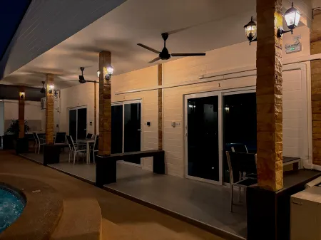 MANGOES PATTAYA Отели в г. Sattahip