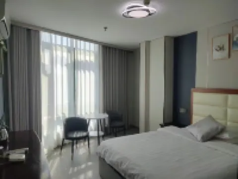 Deqing Hongyun Business Hotel (West Railway Station)