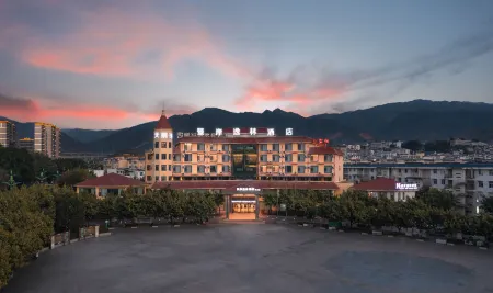 Doubletree Jingan Hotel (Shuangjiang County People's Government Branch) Отели рядом с достопримечательностью «White Elephant Temple»