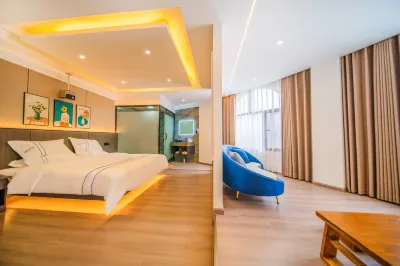 海悦影視酒店（蒙自文萃路店） 鄰近KVT酒吧足療會所用品的酒店