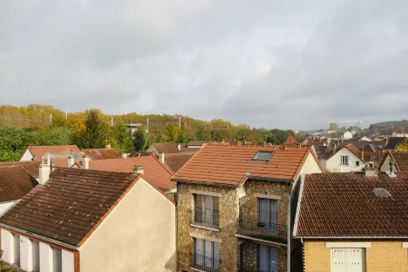 Elegant and Cozy Stay Near Versailles & Paris Отели рядом со станцией Versailles Montreuil Train Station