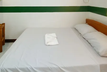 RedDoorz @ Classique Pan Oriental Hotel and Resort Batangas Отели в г. Алитагтаг