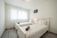 Serene Swiss Apt | scenic balcony views + parking - Homestays