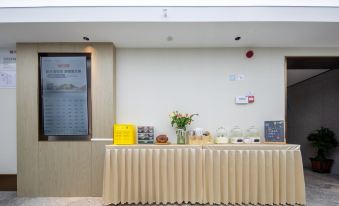 Echarm Hotel (Wuhan High-speed Railway Station Happy Valley)
