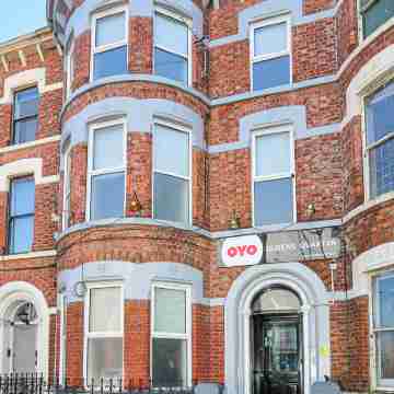 OYO Queens Quarter Hotel Exterior