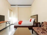 RedDoorz Plus @ Jalan Pemuda Jakarta Hotels near Arion Mall