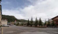 松潘川主寺鎮亞日國際大飯店 - 停車場
