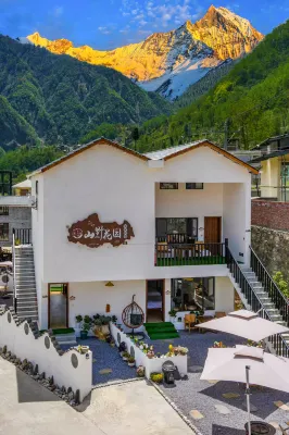 Yujian Yuanshan Villa Wild Garden Hot Springs Homestay (Hailuogou Glacier Forest Park)