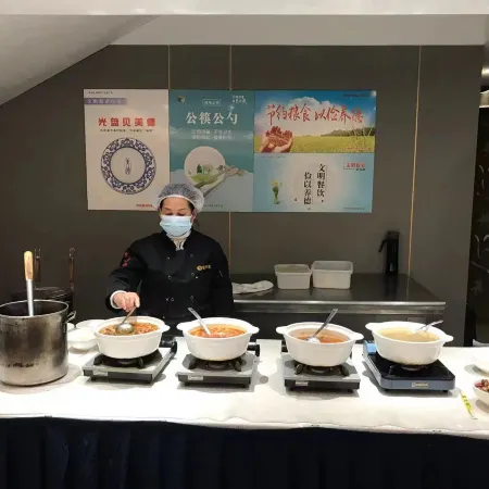 Phoenix Court Hotel (Jingzhou Ancient City Changjiang University)